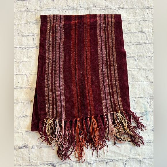 KENNETH COLE BURGUNDY STRIPED 100% RAYON CHENILLE LIKE OBLONG FRINGE SCARF O/S - Picture 3 of 10